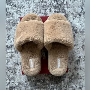 NWOT Mukluk Fuzzy Slides